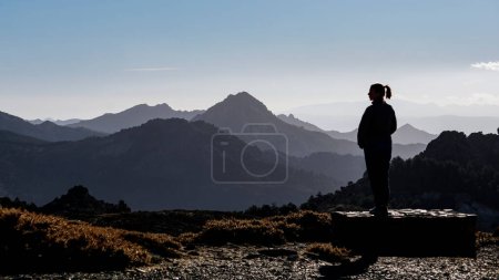 junge Frau betrachtet von einem schönen Aussichtspunkt aus die Berge der Alpujarra von Granada in Andalusien
