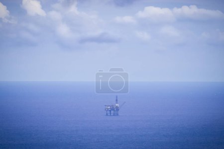 Téléchargez les photos : An oil platform or oil platform is an industrial installation with a large structure whose function is to extract oil and natural gas from the deposits of the seabed that will then be exported to the coast - en image libre de droit