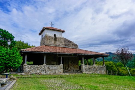 Téléchargez les photos : Ermitage roman de San Pelayo dans la ville de Bakio, à Vizcaya - en image libre de droit