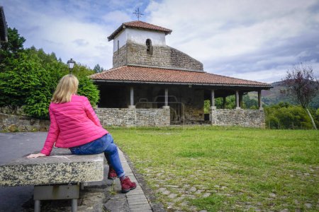 Téléchargez les photos : Ermitage roman de San Pelayo dans la ville de Bakio, à Vizcaya - en image libre de droit