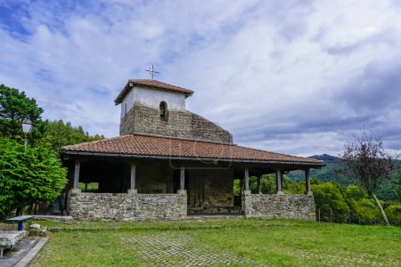 Téléchargez les photos : Ermitage de San Pelayo, style roman construit au XIIe siècle - en image libre de droit