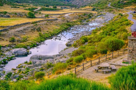 Panoramique de la rivière Barbellido avec ses pierres rondes de la zone refuge El Mellizo dans la Sierra de Gredos