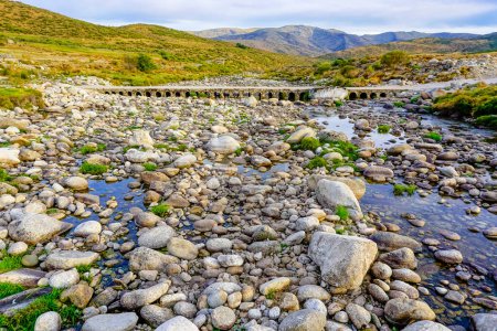 Téléchargez les photos : Panoramique de la rivière Barbellido avec ses pierres rondes de la zone refuge El Mellizo dans la Sierra de Gredos - en image libre de droit