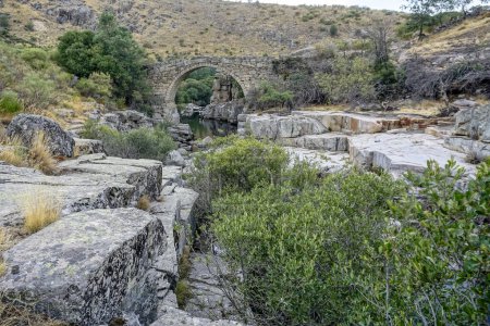 Ein spektakuläres Becken, das sich im Flussbett des Barbellido gebildet hat, ist als Brunnen der Mauern bekannt. Die Erosion von Wind und Wasser im Laufe der Jahrhunderte hat zwei immense Mauern geschaffen, zwischen denen das Wasser fließt.