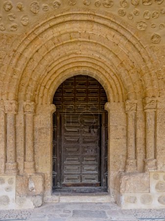 Portiques d'église richement décorées avec un arc semi-circulaire et deux colonnes