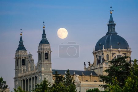 Imagen al atardecer de la Catedral de la Almudena de Madrid con la luna llena al fondo