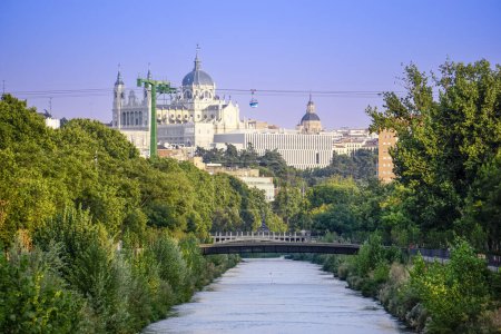 Téléchargez les photos : Coucher de soleil de la cathédrale de l'Almudena à Madrid depuis la rive de la rivière Manzanares - en image libre de droit