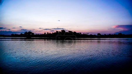 panorámica a la luz del amanecer en las lagunas de Los Barruecos con grandes masas de granito
