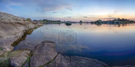 Téléchargez les photos : Panoramique contre la lumière de l'aube dans les lagunes de Los Barruecos avec de grandes masses de granit - en image libre de droit