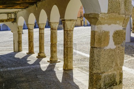 Steinbögen mit weiß getünchten Wänden auf dem Hauptplatz der Stadt Cceres von Garrovillas de Alconetar