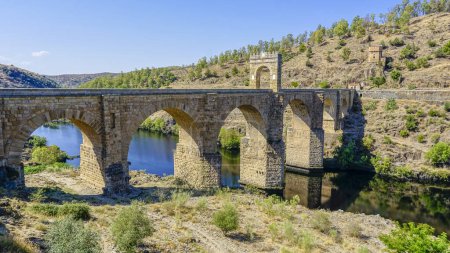 Römische Brücke von Alcntara, im Laufe der Jahrhunderte restaurierte und sanierte römische Brücke mit eleganten Bögen und Blick auf den Tejo.