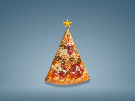Foto de Navidad ofrecen rebanada de pizza en forma de árbol de Navidad aislado en el fondo azul cielo. Concepto creativo para la marca de restaurante pizza - Imagen libre de derechos