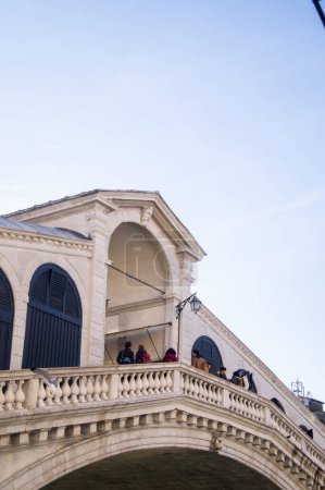 Téléchargez les photos : Pont du Rialto regarder, vue de dessous, basse, lumière du jour, ciel clair, Venise Italie, sur le Grand Canal. Attractivité touristique célèbre. Endroit populaire. Ciel en arrière-plan. - en image libre de droit