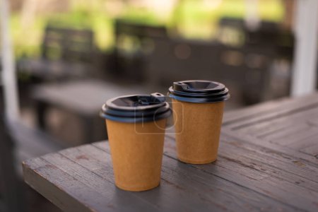 Téléchargez les photos : Deux tasses artisanales avec café sur la table en arrière-plan - en image libre de droit