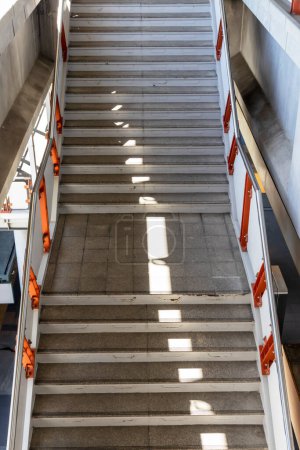 Treppe zum Himmelszug, Die Treppe zur U-Bahn-Station in der Stadt, Der Weg die Treppe hinauf zum Bahnhof zur Arbeit.