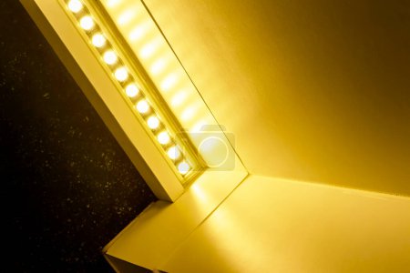 Téléchargez les photos : Le système d'éclairage LED émet une couleur chaude avec une température de lumière de 3500 Kelvin. - en image libre de droit