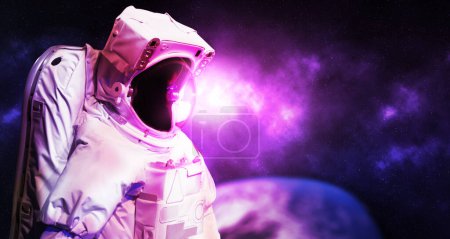 Les astronautes portent une combinaison spatiale pour les opérations spatiales. , explorer les expériences de voyage spatial., Éléments de cette image fournis par la NASA