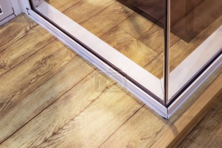 Edge corners of wooden floors and sliding door frames In perspective, focus on the corners.