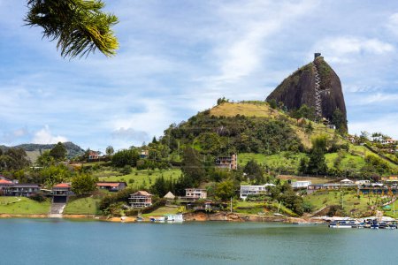 Foto de El Penol, Antioquia - Colombia - 25 de mayo de 2022. El inmenso monolito de La Piedra es uno de los atractivos turísticos más impresionantes de la región. - Imagen libre de derechos