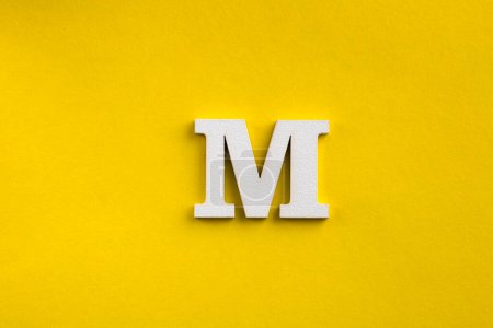 Téléchargez les photos : Alphabet lettre M - Lettre en bois blanc sur fond jaune - en image libre de droit