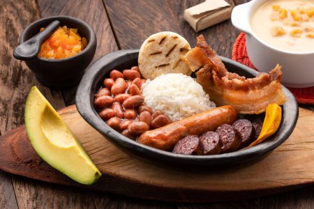 Foto de Bandeja paisa, plato principal típico colombiano - Gastronomía de Antioquia - Imagen libre de derechos