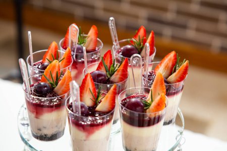 Téléchargez les photos : Mousses aux baies sur la table à dessert pour une fête - en image libre de droit