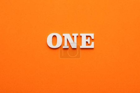 Téléchargez les photos : Une phrase en lettres blanches sur fond mousseux orange - en image libre de droit