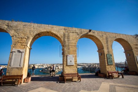 Foto de Valletta, Malta. October 7, 2022. Beautiful gardens with the arches of the terrace are a construction of the year 1661. - Imagen libre de derechos