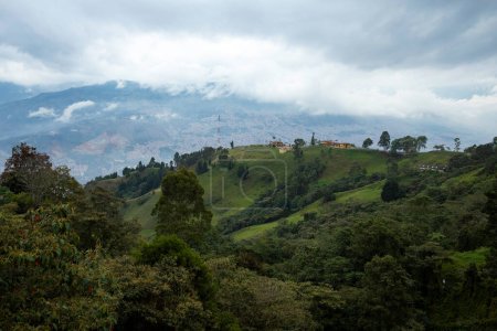 Foto de Hermoso paisaje de Antioquia con montañas verdes - San Félix, Bello - Colombia - Imagen libre de derechos