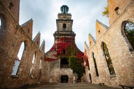 Téléchargez les photos : Hanovre, Allemagne - 14 octobre 2022. Ruines de l'église d'Aegidienkirche détruites lors du bombardement de la Seconde Guerre mondiale - en image libre de droit