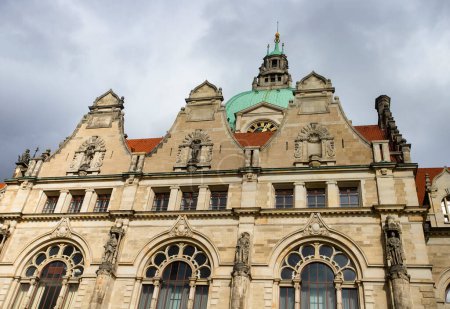 Téléchargez les photos : Hanovre, Allemagne - 14 octobre 2022. Neues Rathaus de Hanovre est la mairie de la ville. Le bâtiment éclectique en forme de château a été achevé en 1913. - en image libre de droit