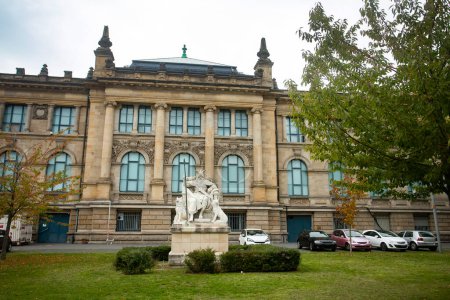 Téléchargez les photos : Hanovre, Allemagne - 14 octobre 2022. Musée d'Etat de Basse-Saxe ou Landesmuseum - en image libre de droit