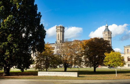 Téléchargez les photos : Hanovre, Allemagne - 16 octobre 2022. Bâtiment principal de l'Université Leipniz de Hanovre, fondée en 1831. - en image libre de droit
