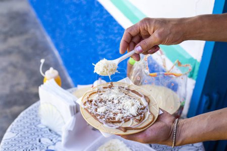 Foto de Preparación de la oblea con salsa de caramelo, queso y mora dulce postre tradicional colombiano - Imagen libre de derechos