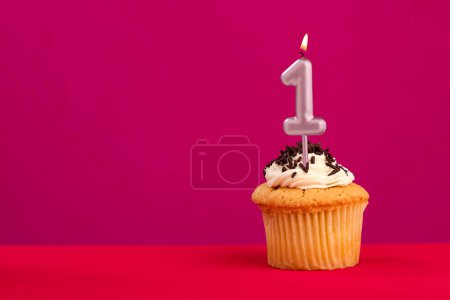 Téléchargez les photos : Gâteau d'anniversaire avec bougie numéro 1 - Rhodamine Rouge fond mousseux - en image libre de droit