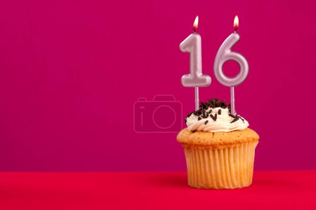 Bougie numéro 16 - Gâteau anniversaire en fond rouge rhodamine