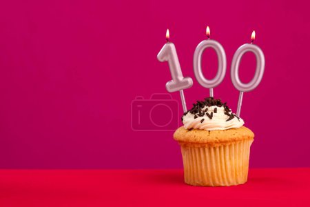 Bougie numéro 100 - Gâteau anniversaire en fond rouge rhodamine