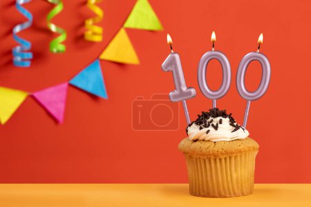 Tarta de cumpleaños con número 100 vela - Fondo naranja brillante con bunting