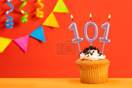 Téléchargez les photos : Numéro 101 Bougie gâteau d'anniversaire sur fond orange avec bunting - en image libre de droit