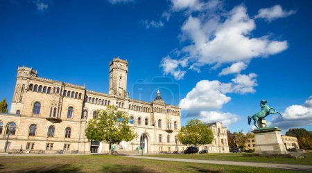Téléchargez les photos : Hanovre, Allemagne - 16 octobre 2022. Bâtiment principal de l'Université Leipniz de Hanovre, fondée en 1831. - en image libre de droit