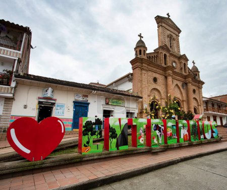 Foto de Entrerrios, Antioquia / Colombia - 5 de marzo de 2023. La Iglesia de Nuestra Señora de los Dolores es un templo colombiano de culto católico dedicado a la Virgen María - Imagen libre de derechos
