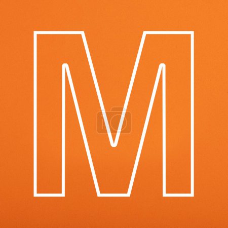 Téléchargez les photos : Lettre M majuscule écrite en blanc isolé sur fond mousseux orange - en image libre de droit