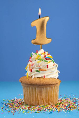 Téléchargez les photos : Bougie numéro 1 - Gâteau anniversaire en fond bleu - en image libre de droit