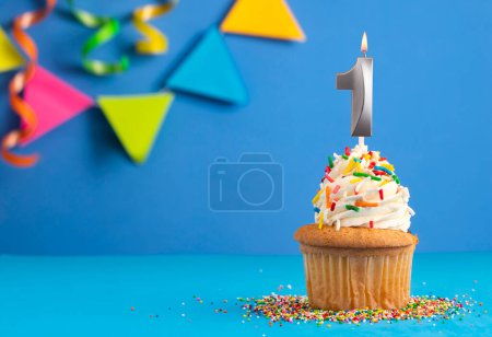 Téléchargez les photos : Gâteau d'anniversaire avec bougie numéro 1 - fond bleu - en image libre de droit