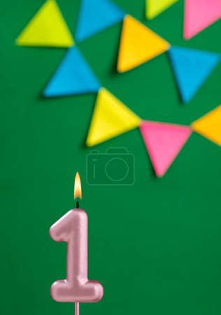 Téléchargez les photos : Bougie numéro 1 - Célébration d'anniversaire sur fond vert - en image libre de droit