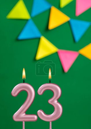 Foto de Vela número 23 - Celebración de cumpleaños sobre fondo verde - Imagen libre de derechos