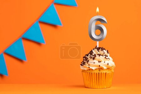 Foto de Tarta de cumpleaños con número de vela 6 - Fondo naranja - Imagen libre de derechos