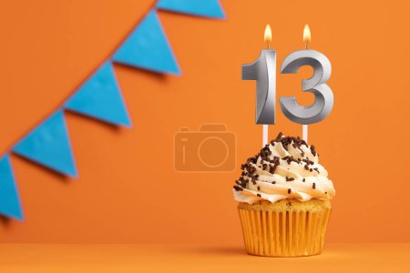 Foto de Vela número 13 - Cumpleaños de pastel en fondo naranja - Imagen libre de derechos