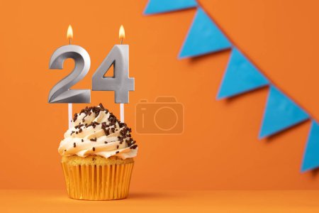 Foto de Tarta de cumpleaños con número de vela 24 - Fondo naranja - Imagen libre de derechos