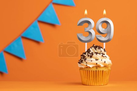 Foto de Vela número 39 - Cumpleaños de pastel en fondo naranja - Imagen libre de derechos